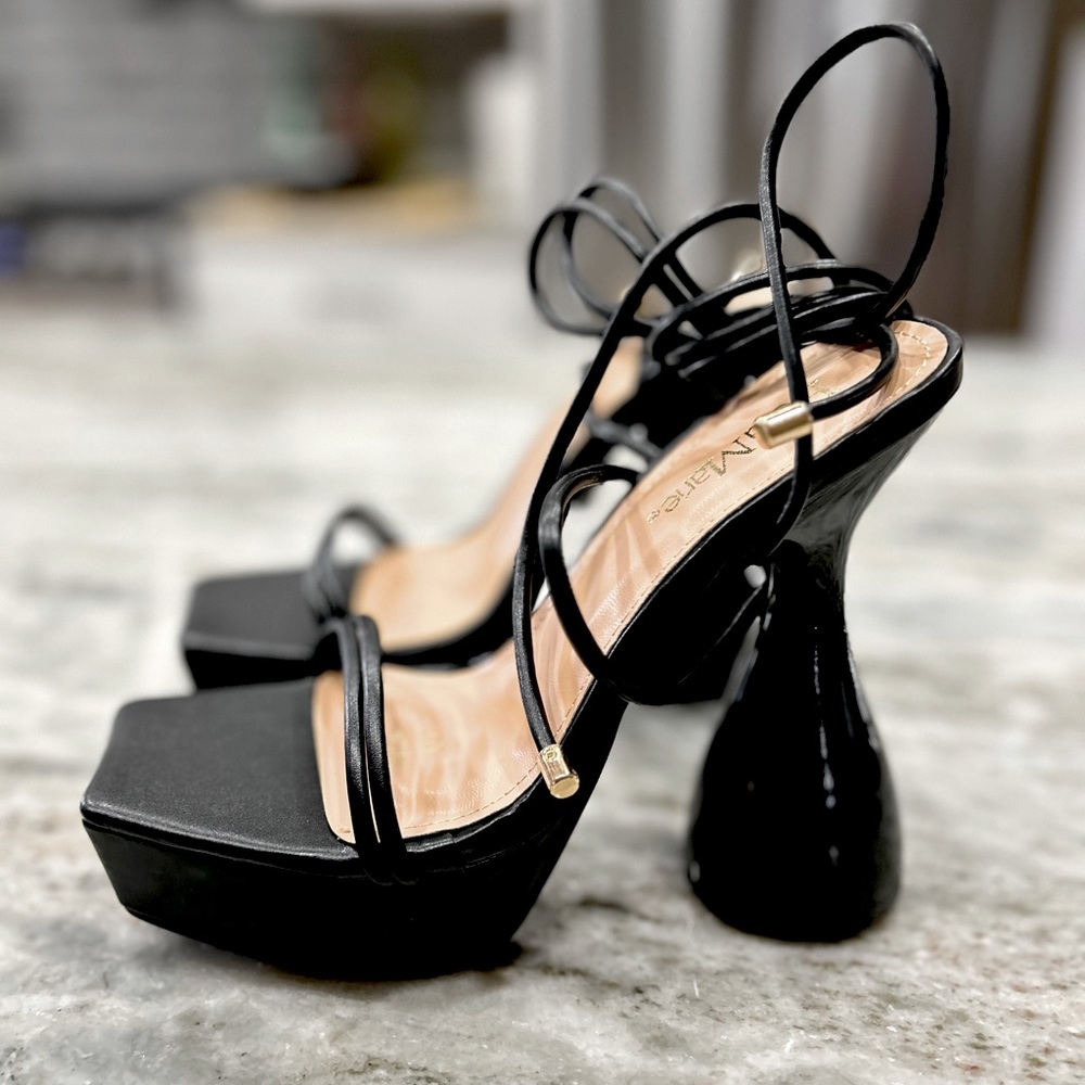 NWT Bella Marie Platforms With Sculpted Shiny Heel And Tie Up Straps